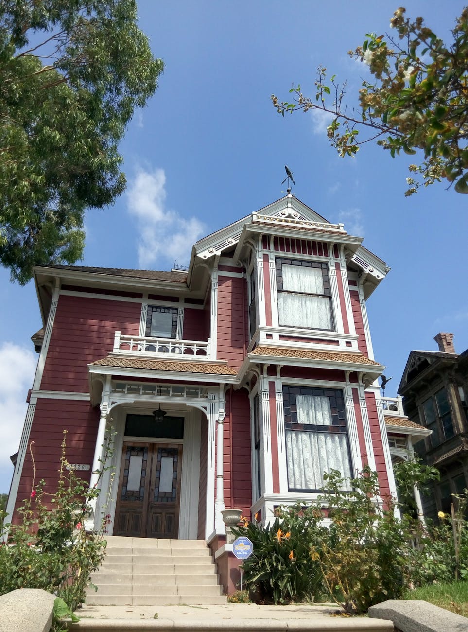 a traditional house in los angeles